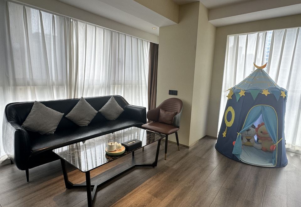 親子主題房（65寸可投屏+小冰箱＋加熱毛巾桿）