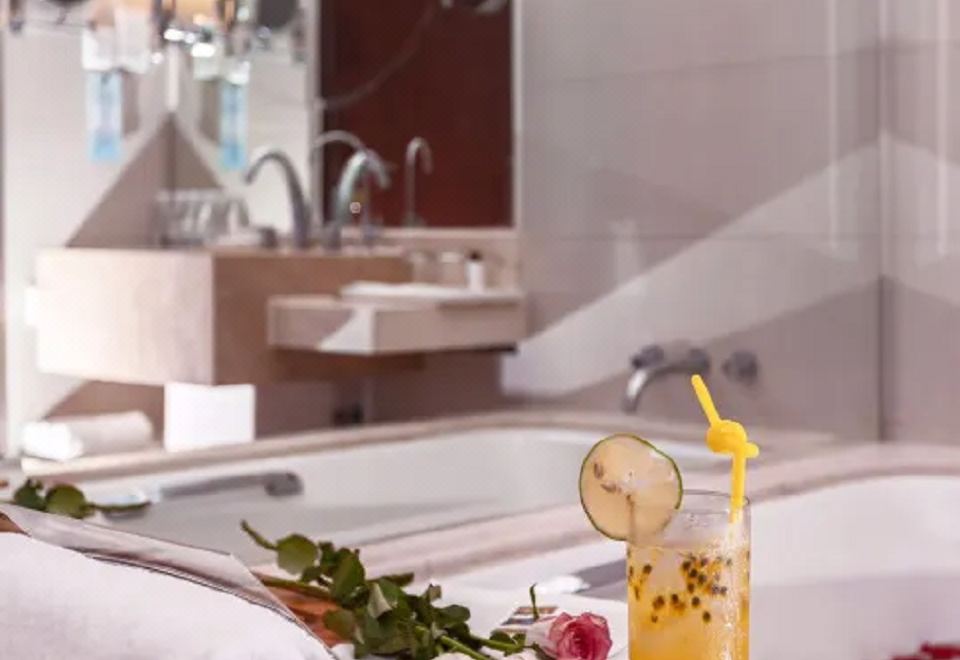 Yaojiang New Century Grand HotelFeatured Deluxe Room - City-View (Double Bed)