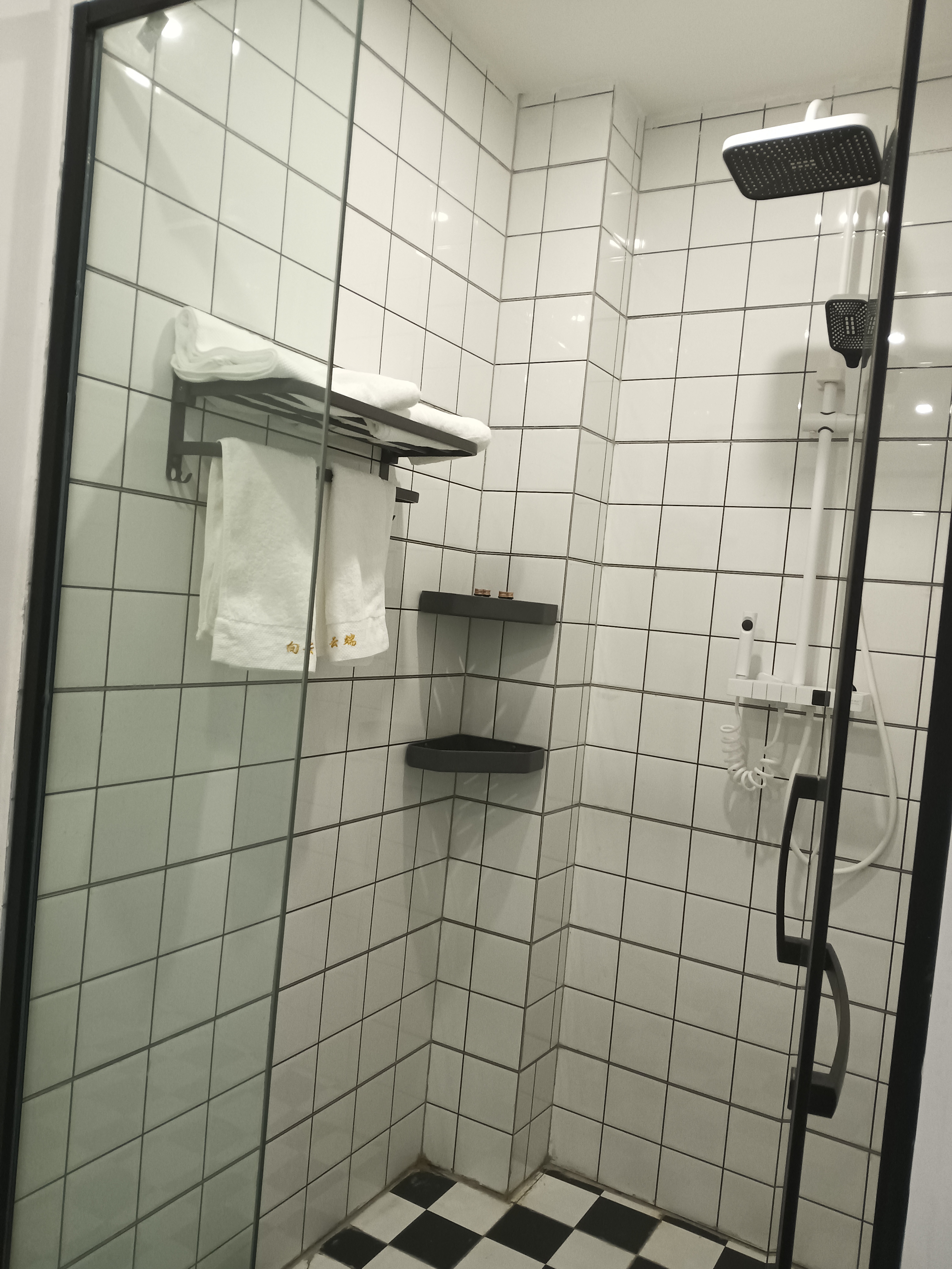 温馨家庭房（独立空调）