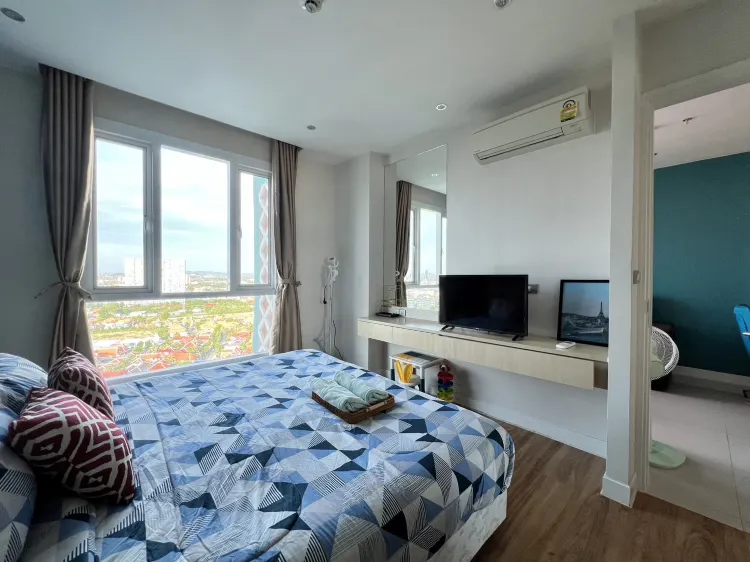ห้องเตียงใหญ่ชั้น 1702 วิวสระ