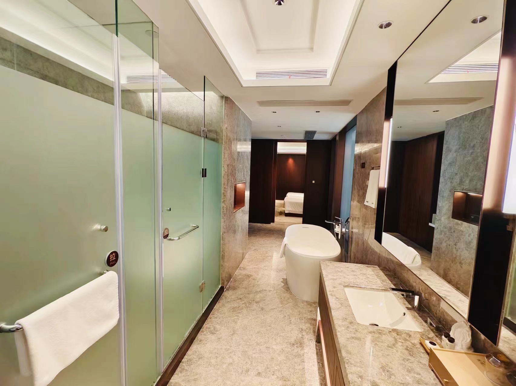 家庭套房「科勒智能马桶+舒眠零压床感」