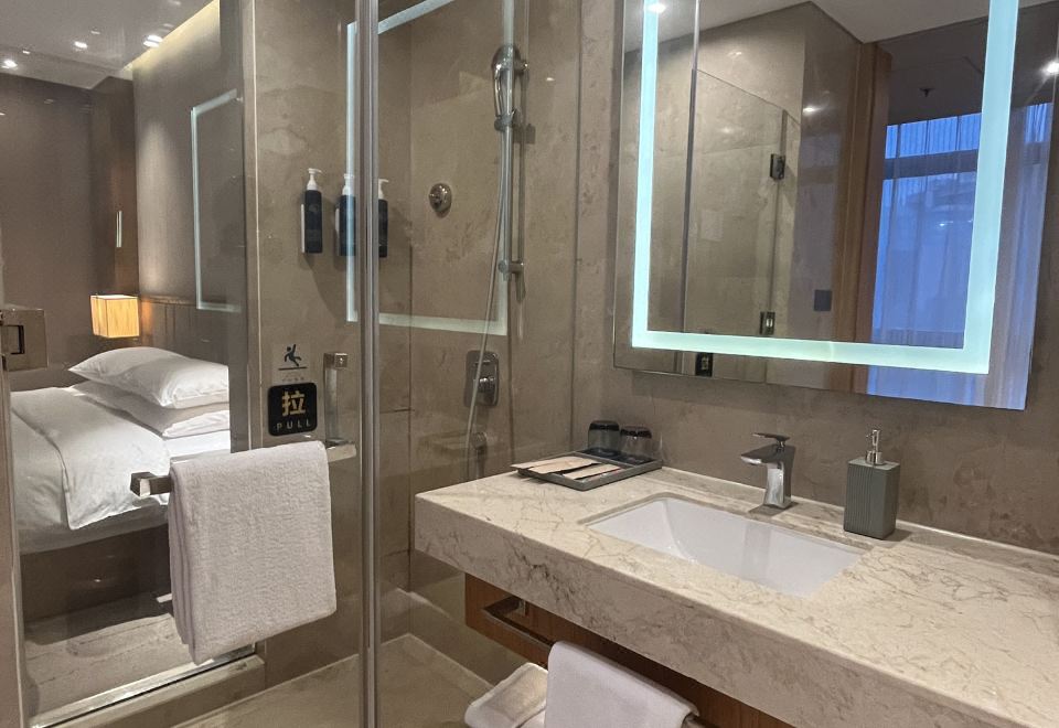 Four Points by Sheraton Shanghai KangqiaoCozy 2-bed Room