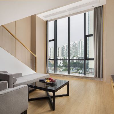 豪華大床套房-[超大LOFT+藍牙音箱+暢聊茶台+鵝絨被枕] 深圳喜悦假日酒店優惠
