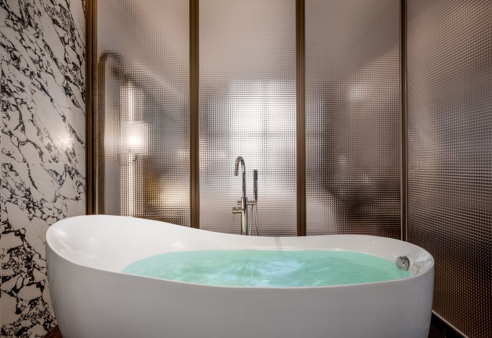 天际江景露台套房（天际观景露台+深泡浴缸+Mini Bar）