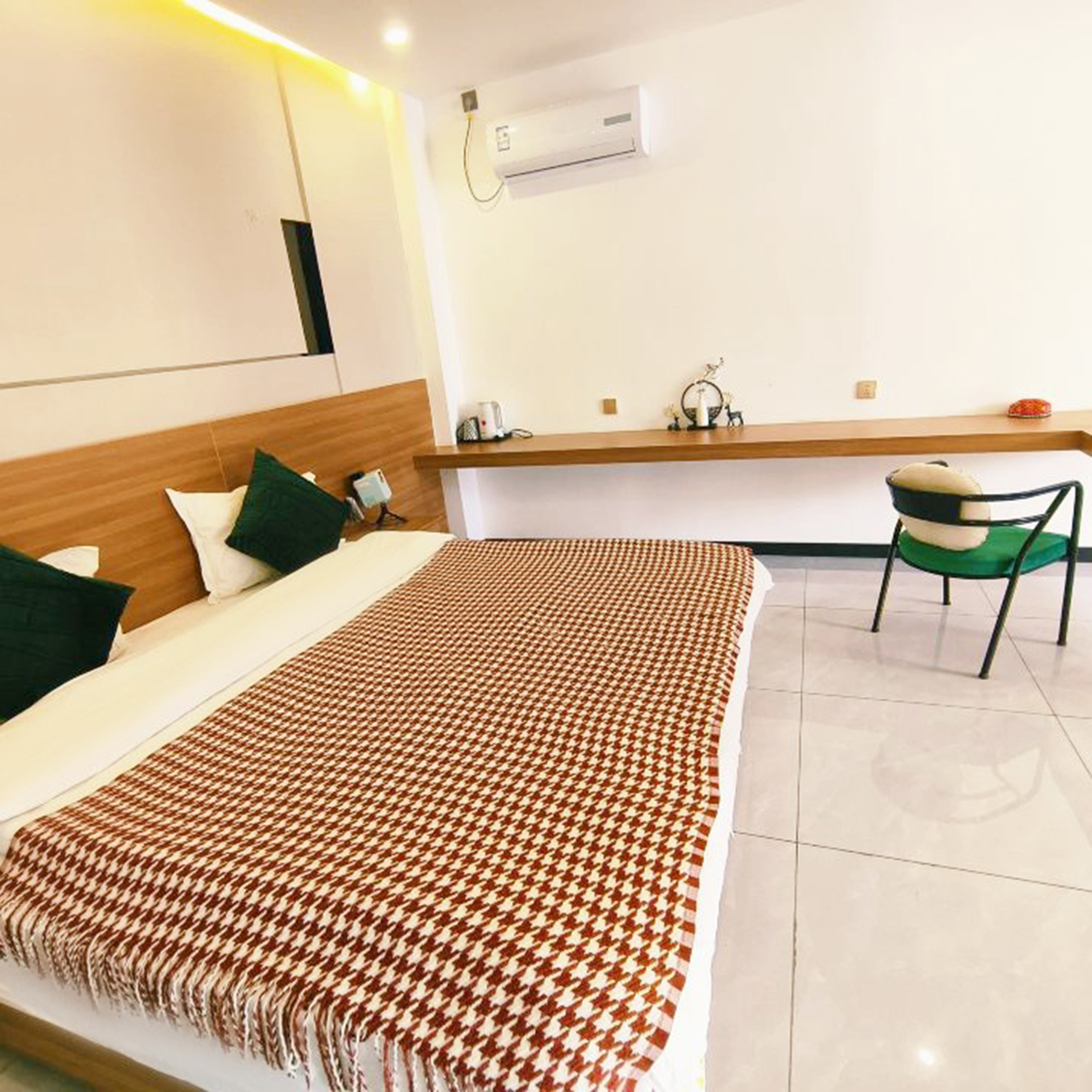 云烟豪华大床房（独立空调）