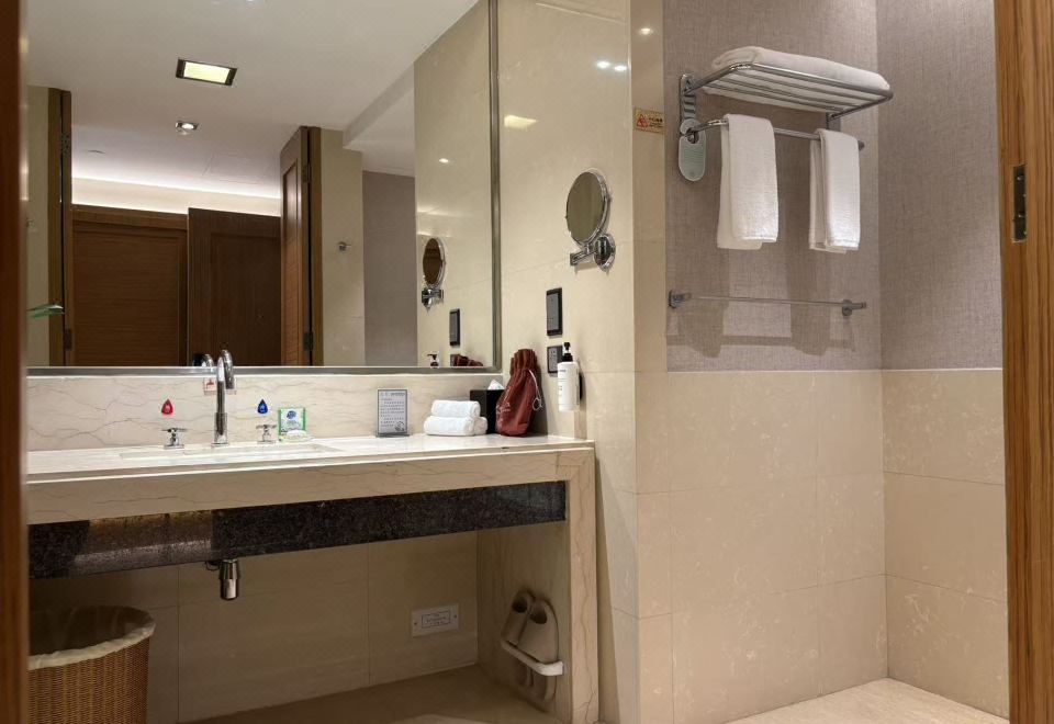 Guanfang Hotel QujingDreamlily Sleeps Peacefully In A Twin Room