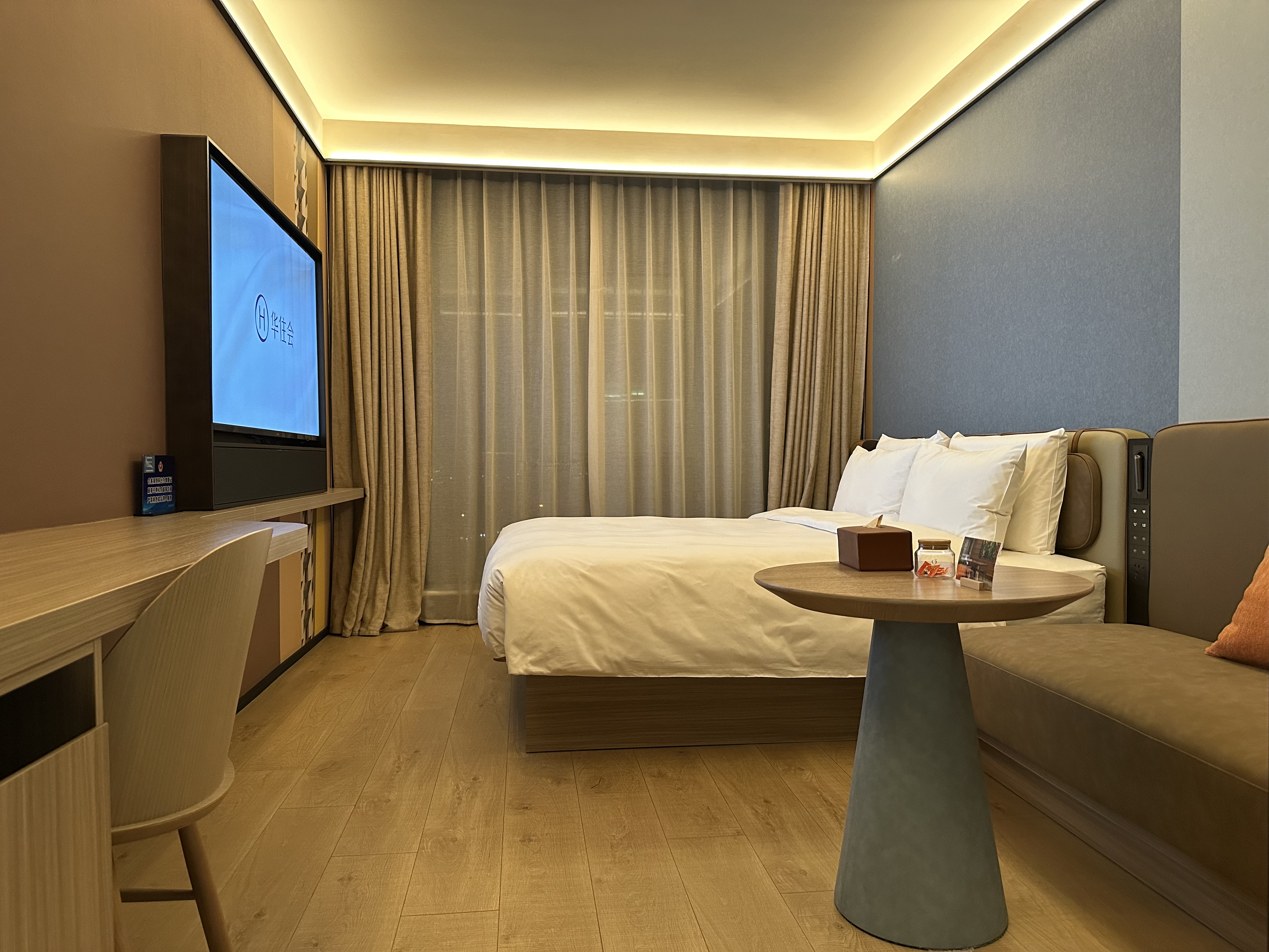 观景豪华大床房（落地窗+65寸投屏电视+冰箱）