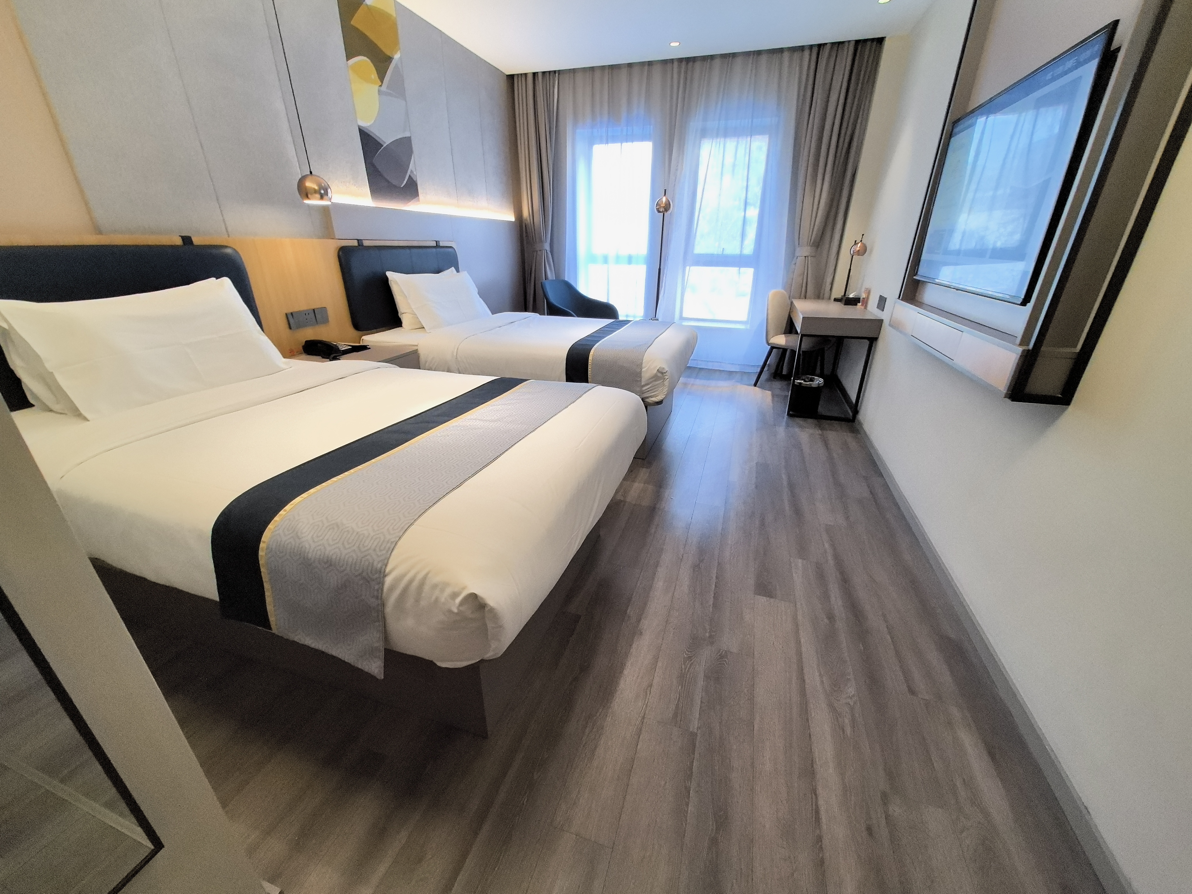 高級雙床房-舒適床品-手機投屏