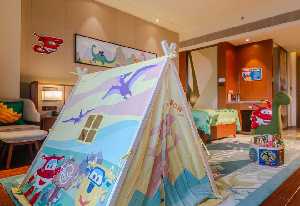 酷芽超級飛俠恐龍親子泡池雙床房