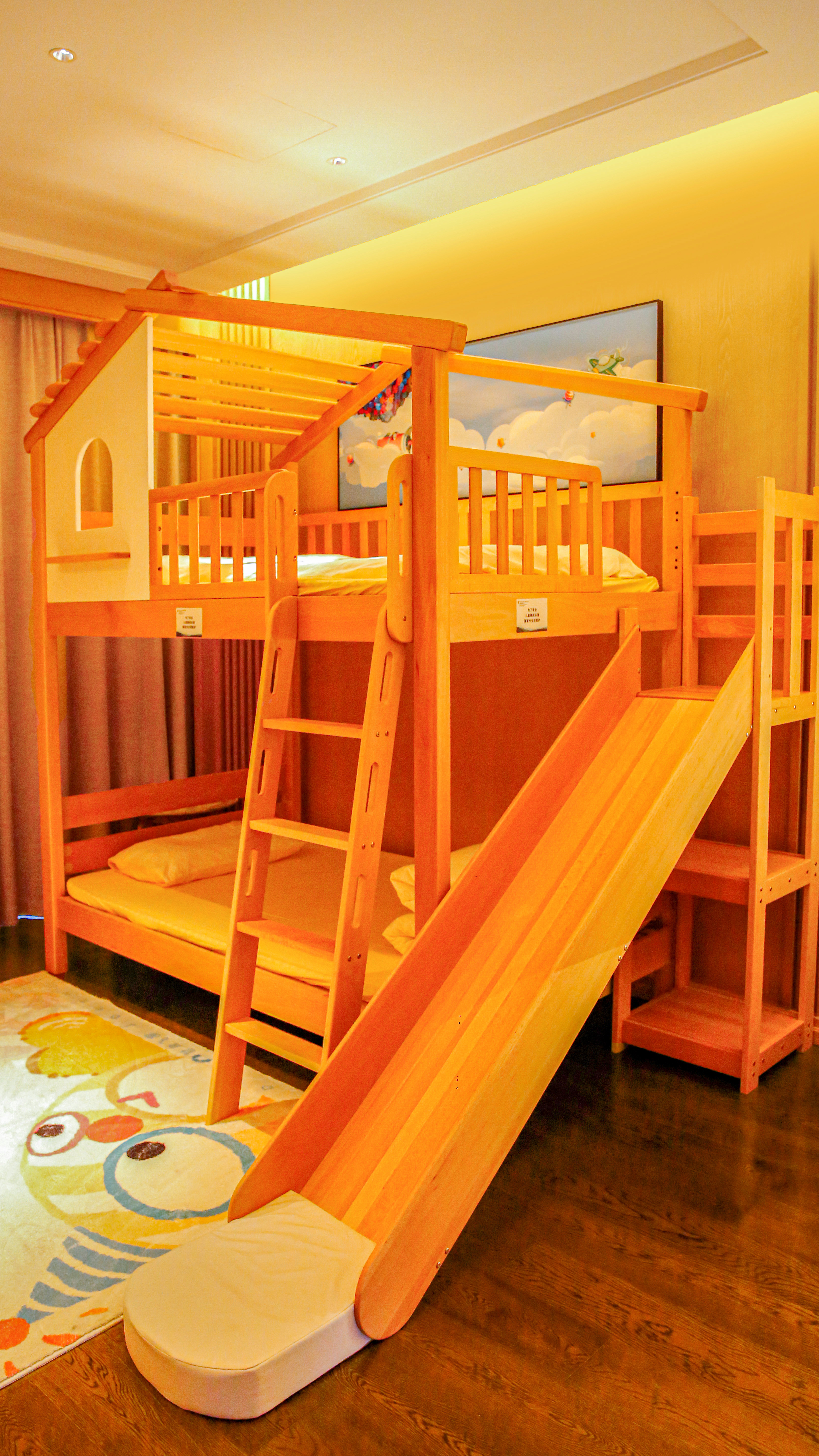 糖果飞屋主题上下铺滑梯房