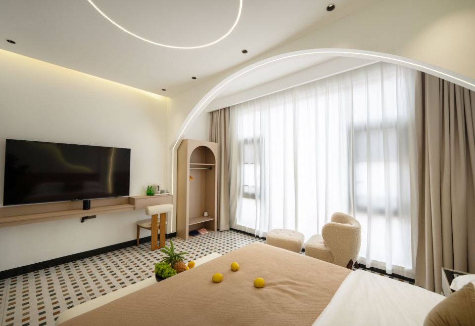 澜.梦蝶丨经典大床房丨智能客控+全景落地窗