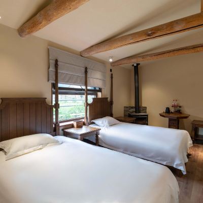 爐光微照·景窗雙床房（中央熱水系統、恆溫淋浴） 禾木桃源山莊優惠