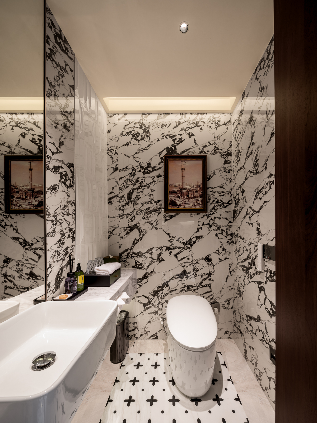 Exclusive Modern Shanghai Style Two-Bathroom Open Bath Tub Suite