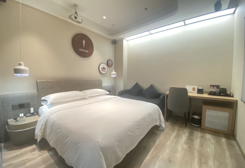 輕居大床房（百寸巨幕影院+智能電動馬桶）