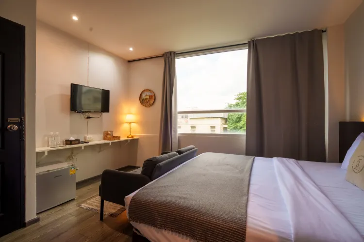 ห้องสแตนดาร์ด พร้อมโซฟา วิวภูเขาทอง