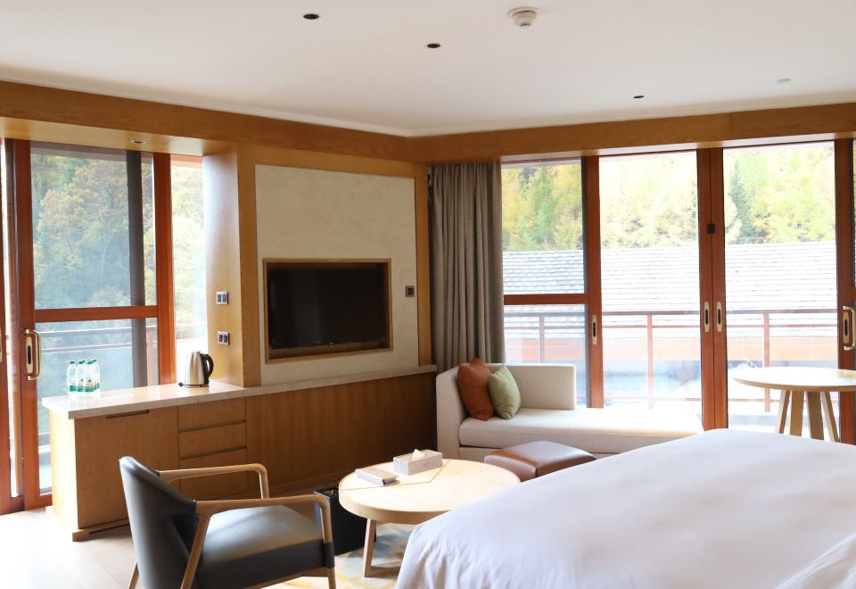 CROWNE PLAZA SHENNONGJIAKing Bed And 1 Kids Bed Suite Garden View Lounge Access