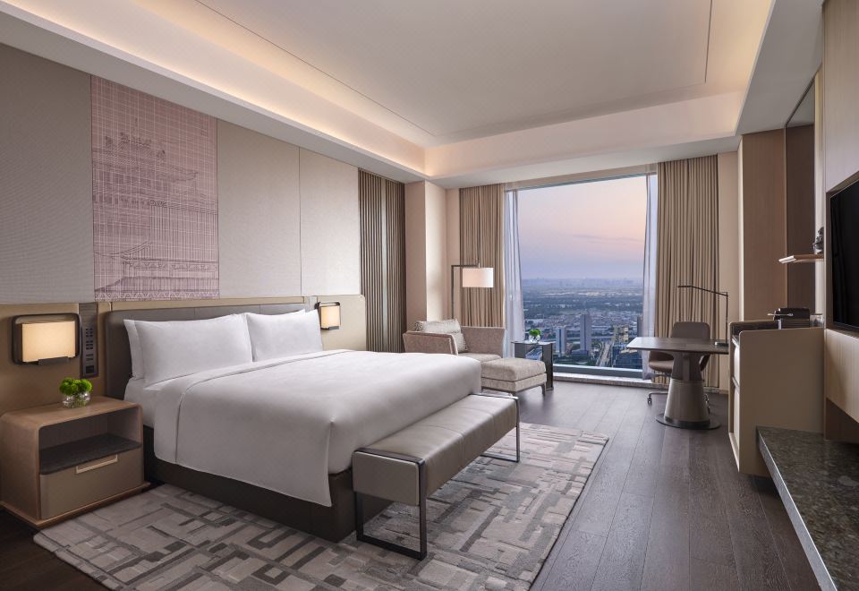 180度落地窗俯瞰璀璨之夜高空大床房