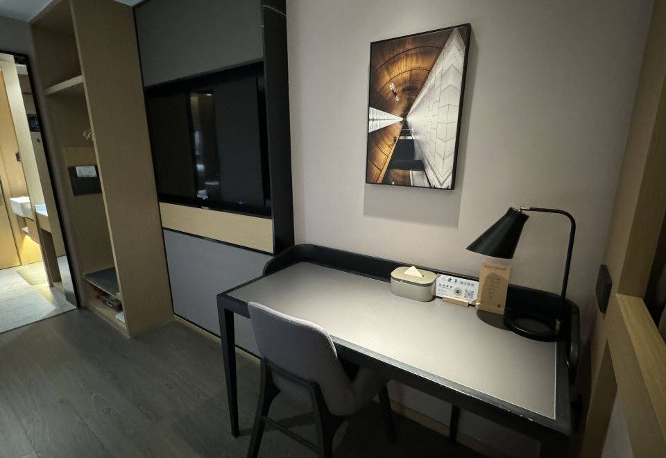 高级大床房（智能电视+手机投屏+小冰箱）