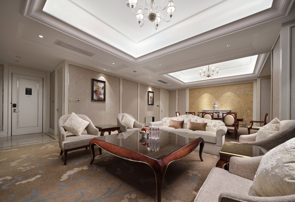 Dongwu New Century Grand Hotel HuzhouExecutive Business Suite (King Koil Mattress + Panoramic Floor-to-Ceiling Window + Lounge Sofa)