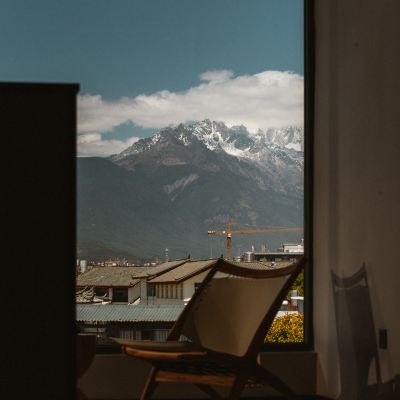 納主雪山觀景·520豪華總統全景套房「日照金山觀景+觀景浴缸+Dyson吹風機+冰箱+記憶床墊+智能客控」 納主·空中庭院設計師雪山觀景民宿（麗江城日照金山店）優惠