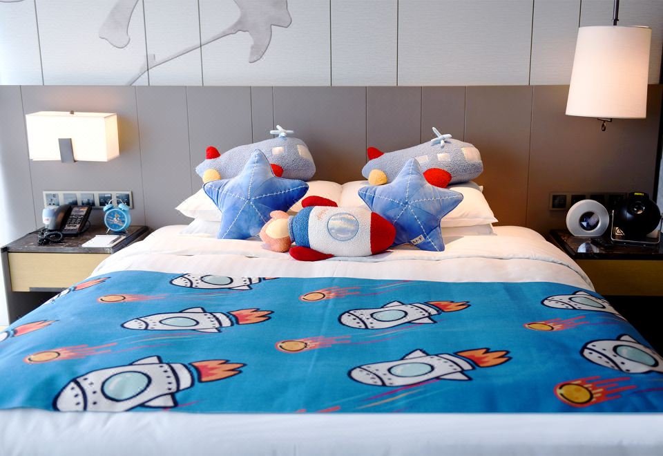Courtyard by Marriott Shanghai HongqiaoPea Planet Theme Family Double Bed Room