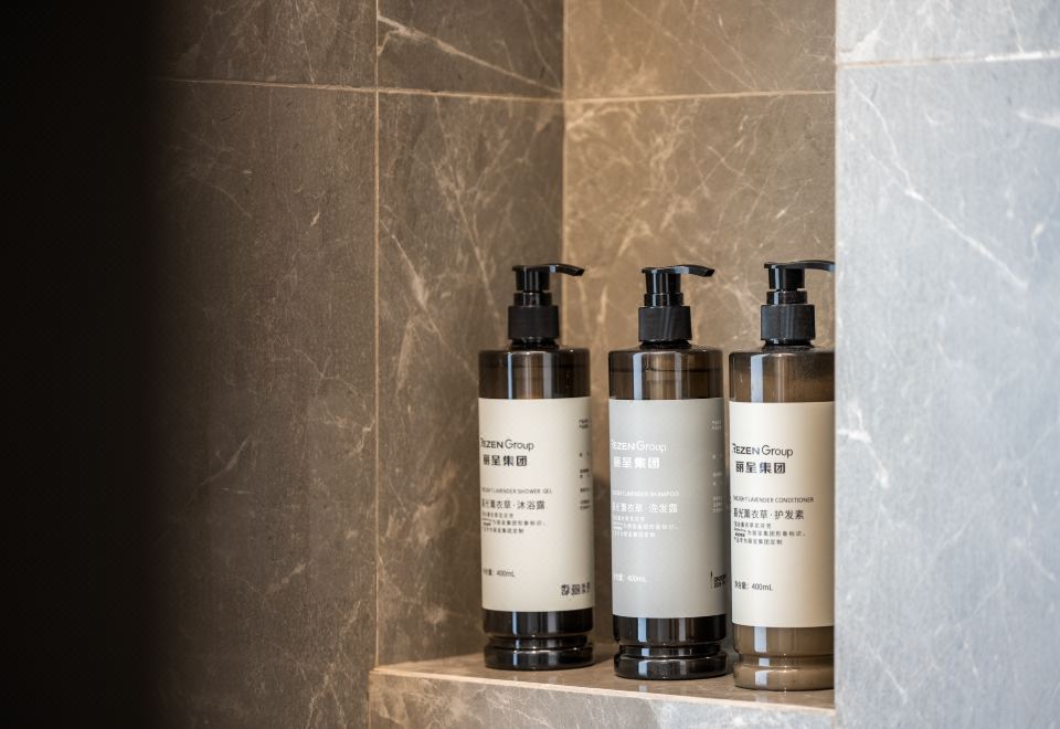 轻奢轻悦大床房（智能投屏+冰箱+休闲办公）