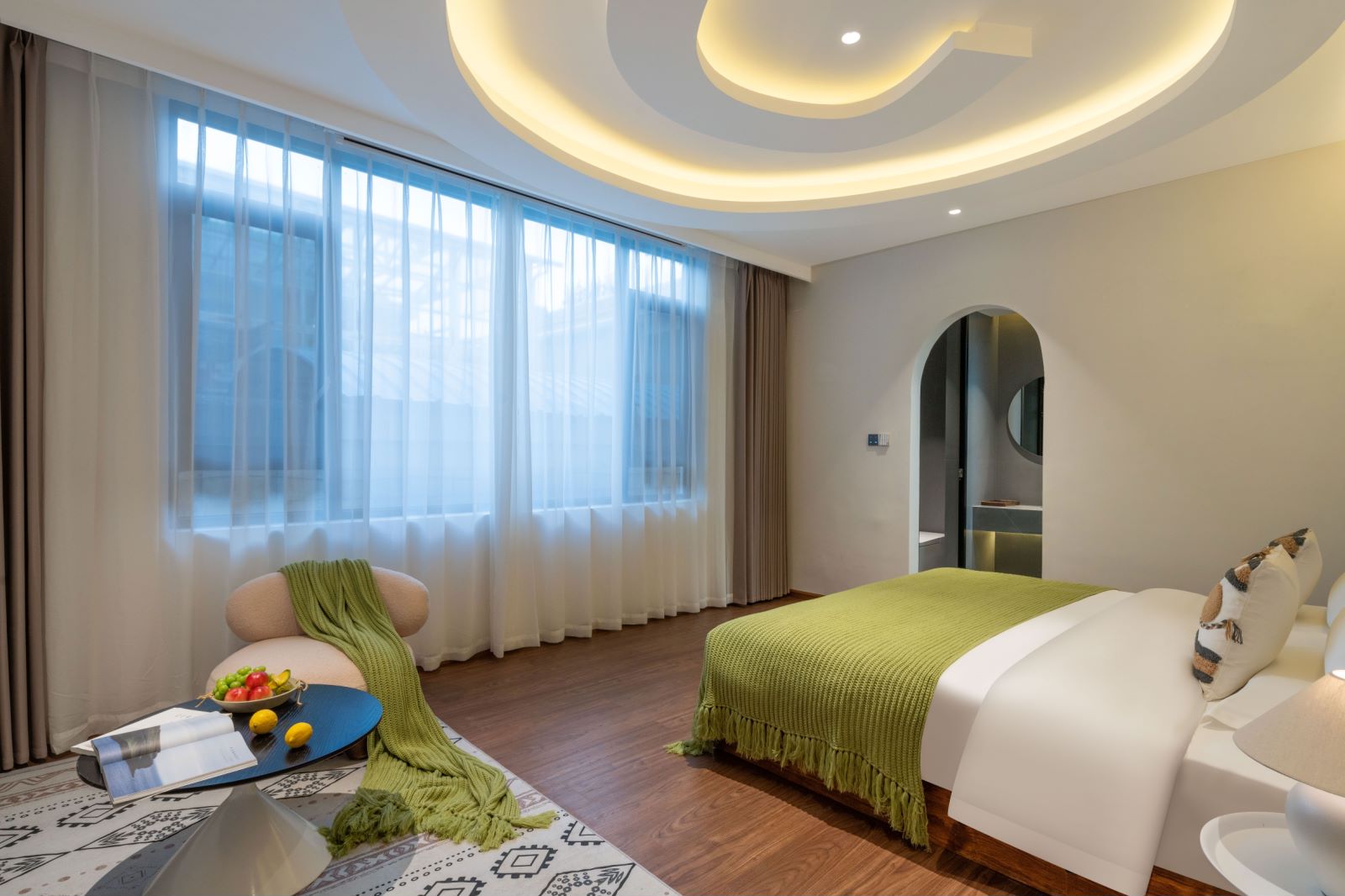 Queen Room With Audio-visual Equipments