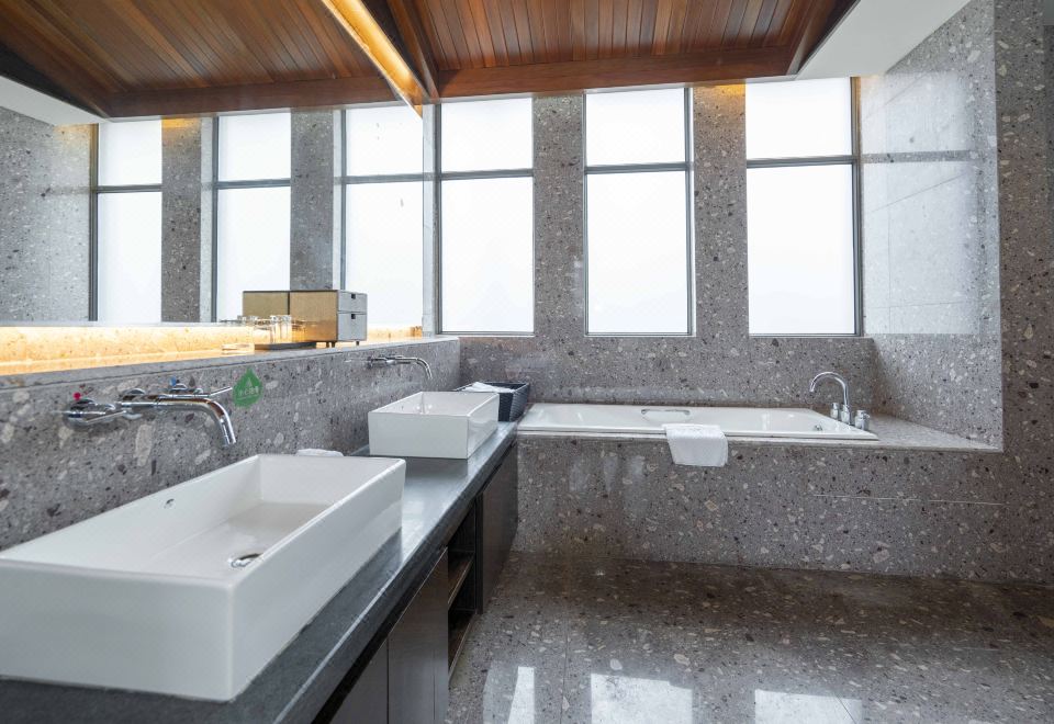 别墅湖景大床房