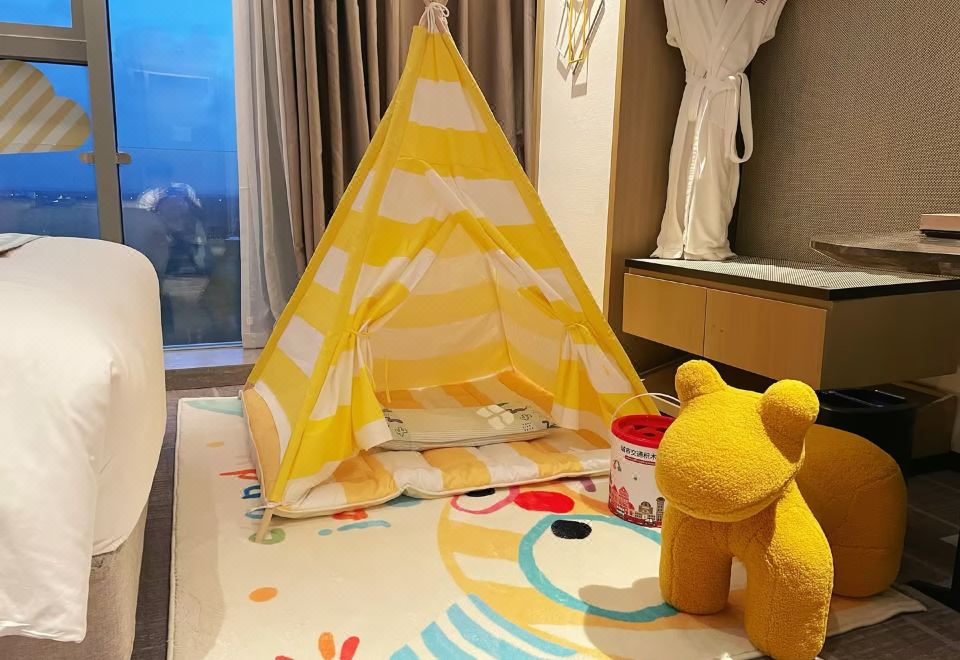 Crowne Plaza QidongCandy House Themed Twin Room (Cute Kids Tent + Childhood Carousel + Picture Books)