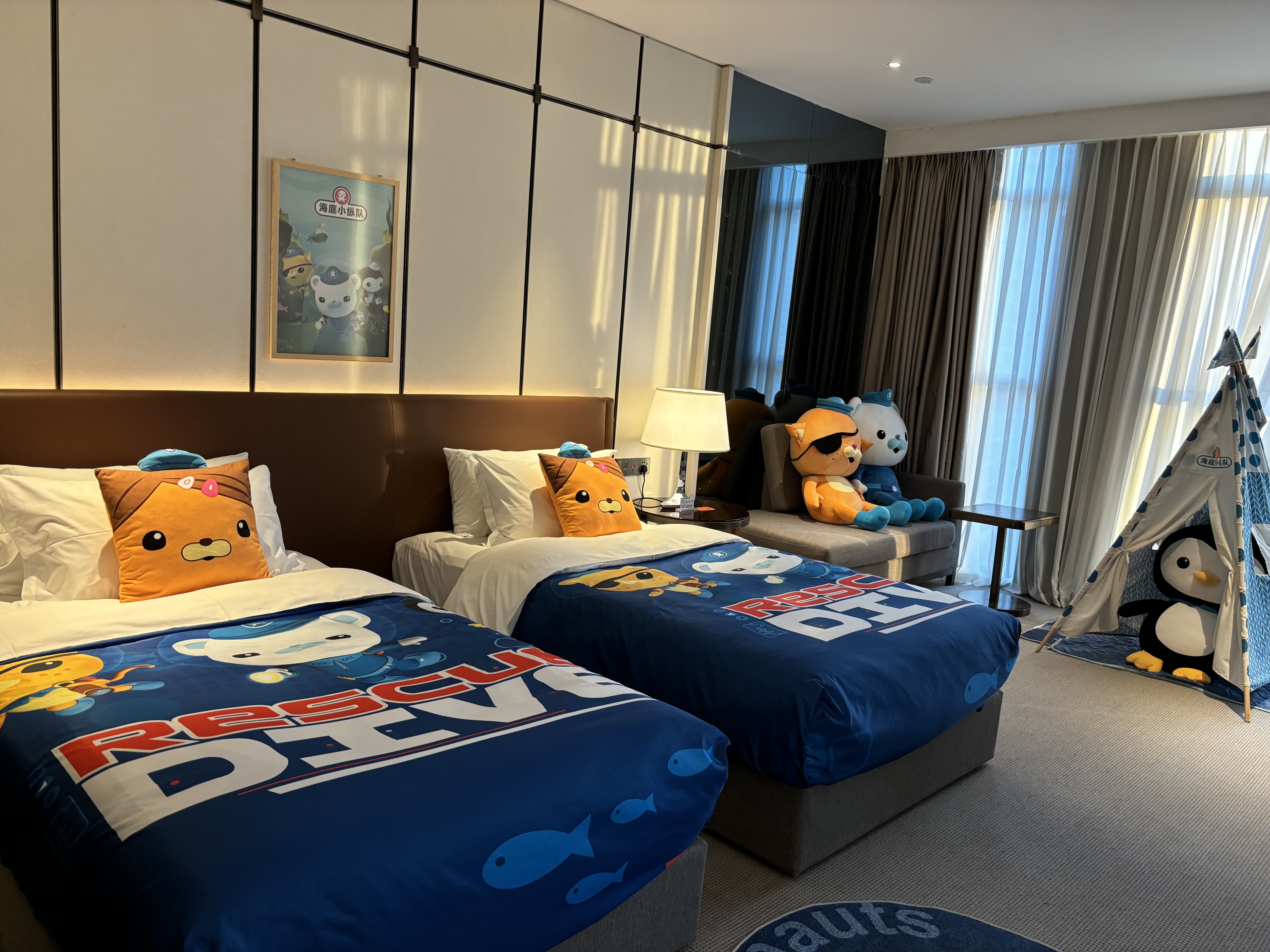 亲子双床房-海底小纵队（都市城景+亲子空间+ 迷你冰箱）