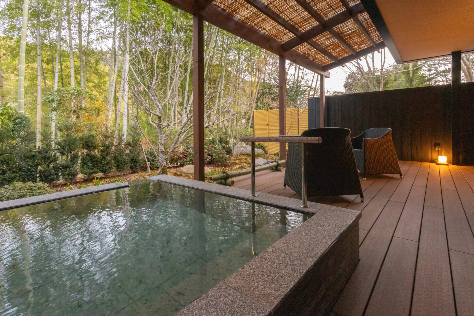 高级套房翠凉河景房