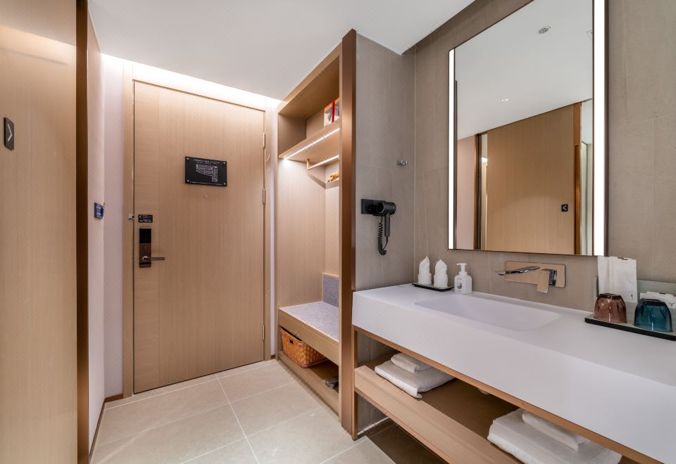 商务大床房（智能客控,电视投屏，慕思床垫）