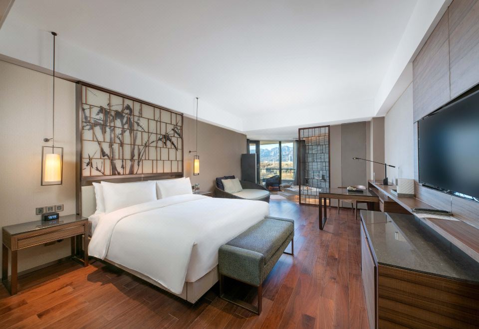 尊享阳台山景大床房