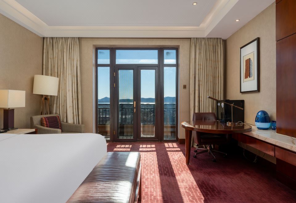 燕山景观大床房（明窗观景+私享浴缸+氛围落地灯）