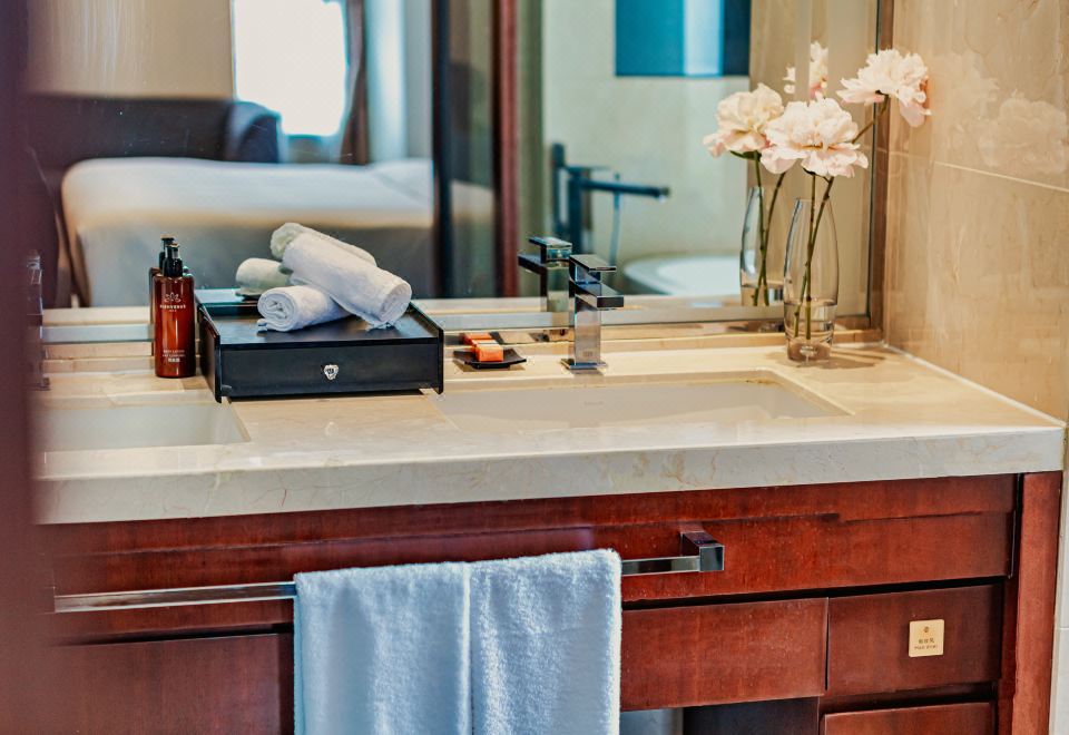 Lia! By Minyoun Chengdu Rezen Hotel (Chunxi Taikoo Li Store)Elegant Suite (Twin Beds + Bathtub)