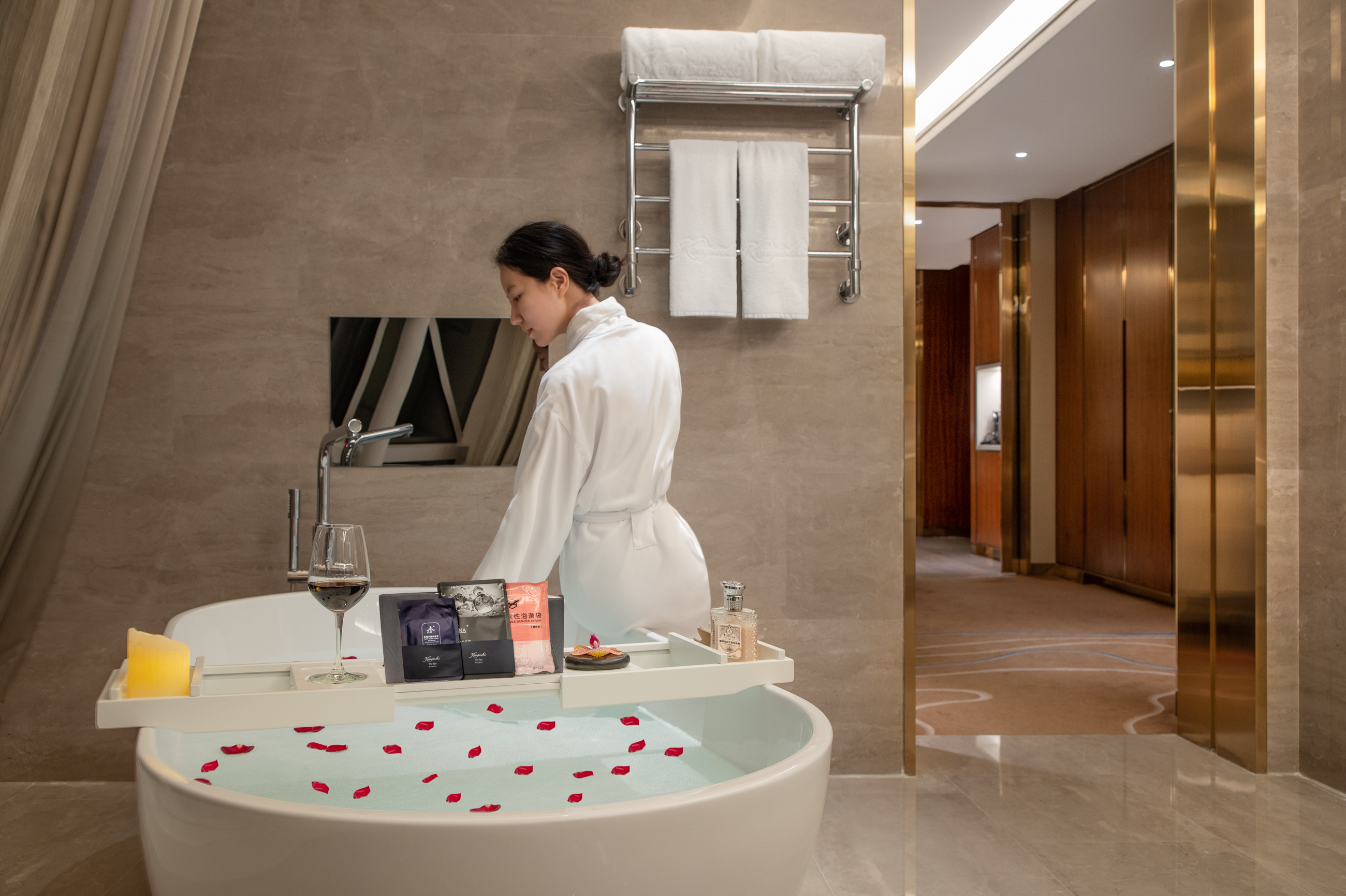 浪漫约会时刻豪华湖景大床房