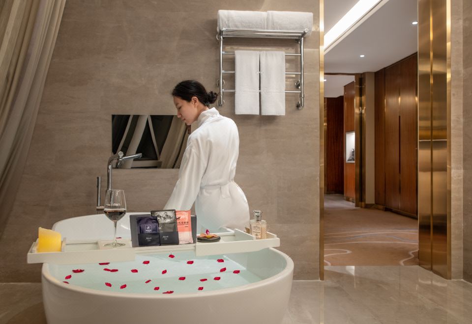 Sunrise Kempinski Hotel BeijingRomantic Moment Deluxe Lake View King Bed Room