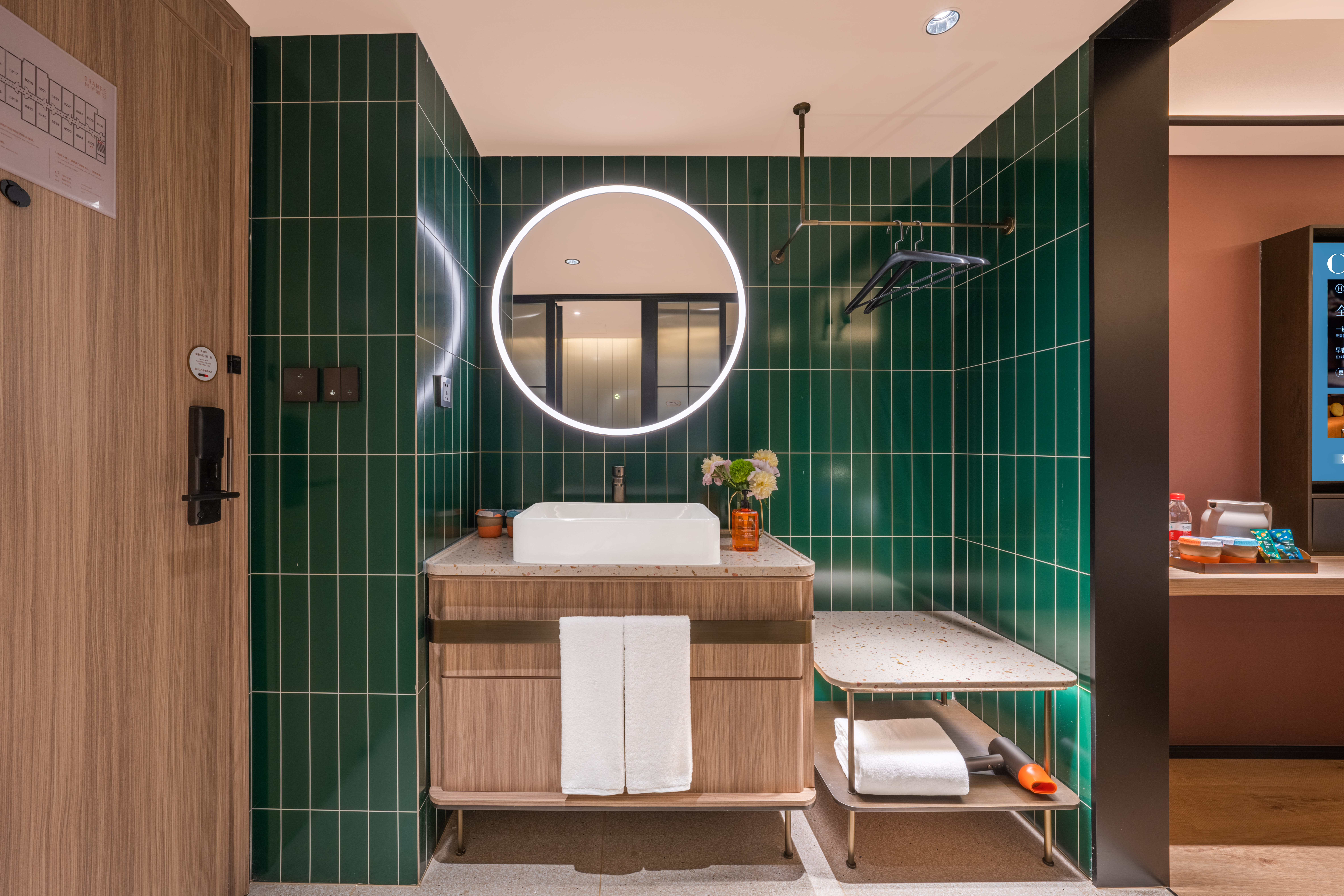 高级商务大床房（智能客控+65寸智能投屏+mini冰箱）