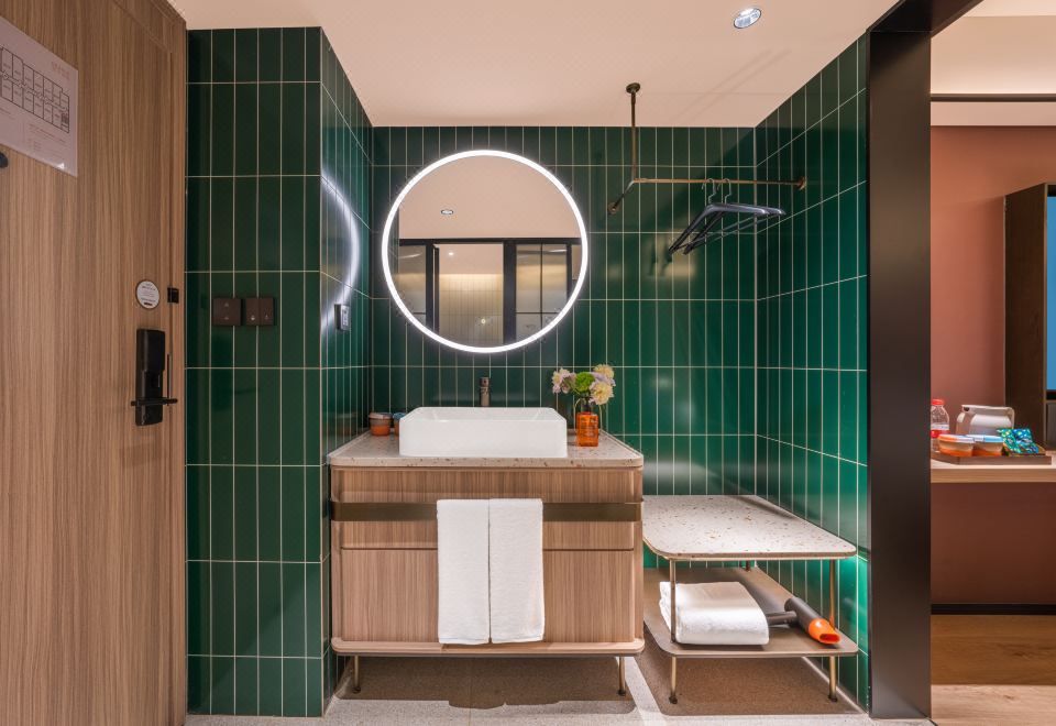 高级商务大床房（智能客控+65寸智能投屏+mini冰箱）