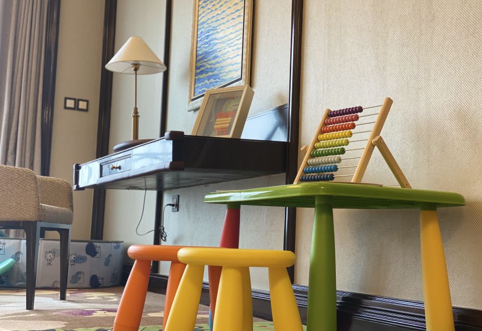 萌萌恐龍江景大床套房