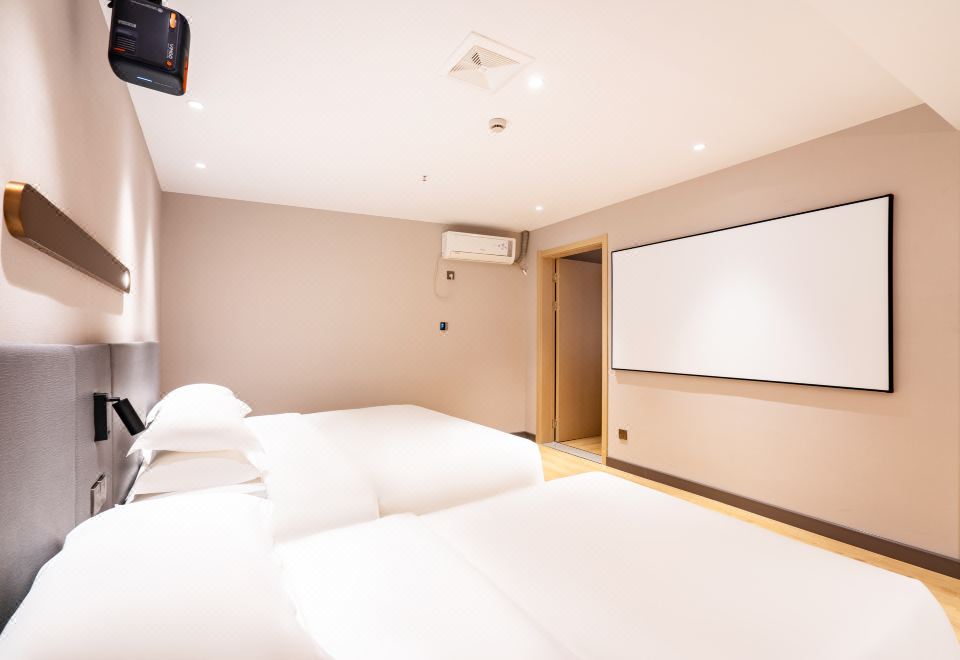 影音套房「樂享一居室+百寸高清巨幕私人影院+SVIP影視暢享+語音客控+棋牌娛樂」