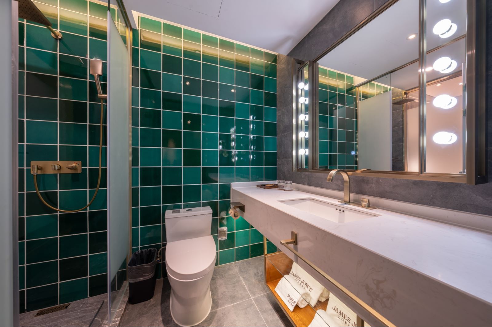 啡凡豪华大床房（投屏）