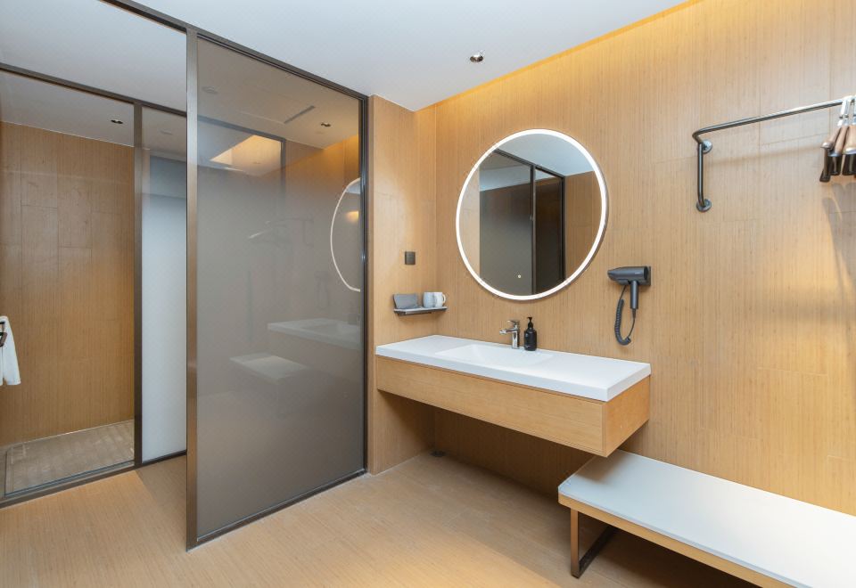 高级大床房【65寸投屏电视+小冰箱】