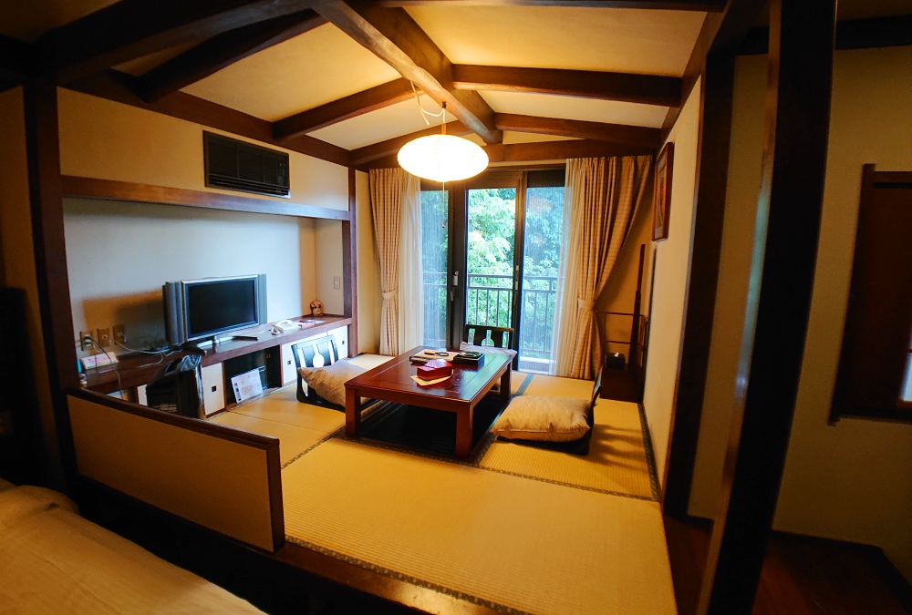 和洋式双床房+带围炉座的日式房间4.5榻榻米