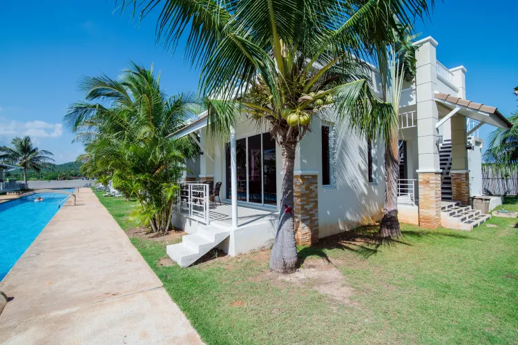 Deluxe Poolside Villa