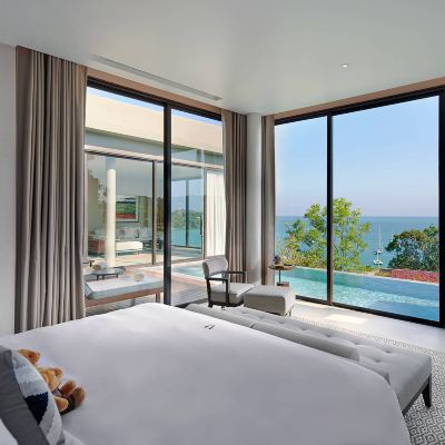 帶海景和無邊泳池的四卧特大床套房-山頂懸崖 美憬閣布吉 V 別墅酒店 （SHA Extra Plus）優惠