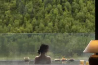 Luxury Mountain View Hot Spring Resort (Private Oxygen Spa Hotel at the Foot of the Snowy Mountain)