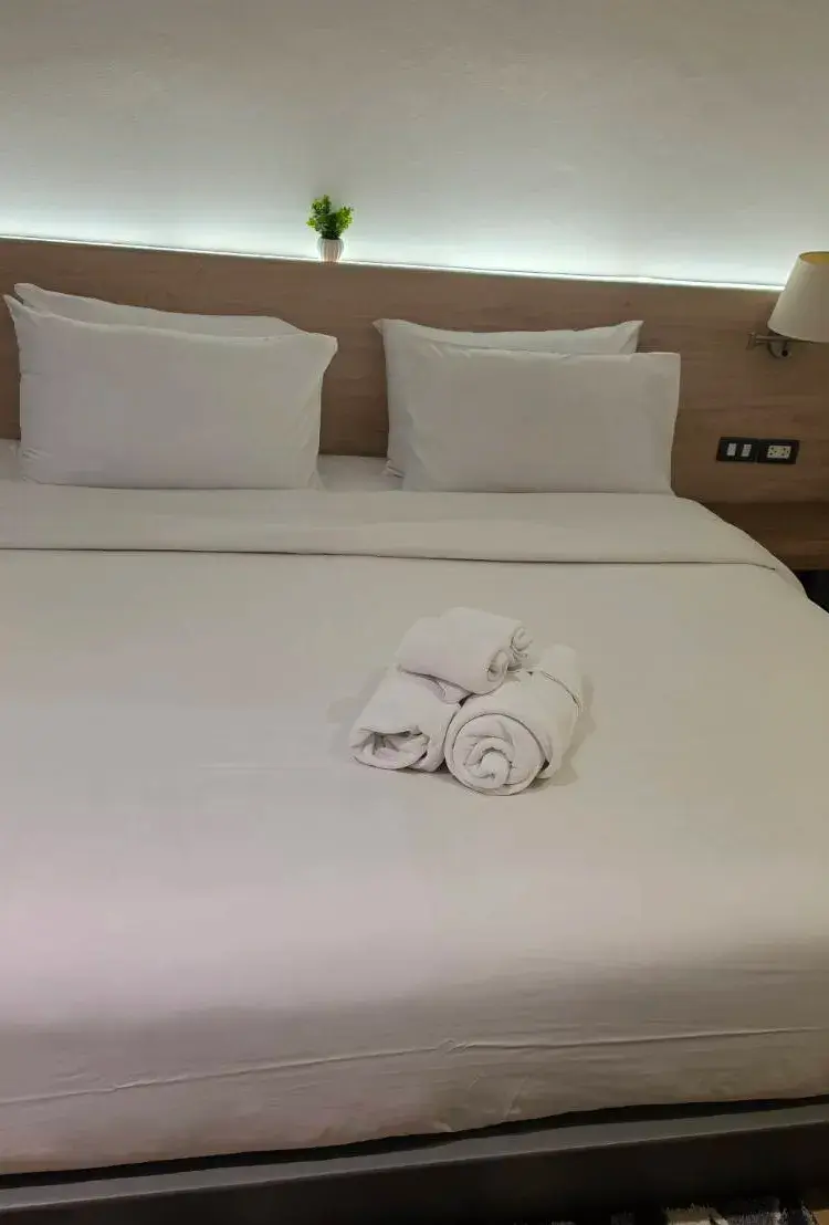 ห้องเตียงใหญ่ไม่มีหน้าต่าง (ฝั่งถนน)