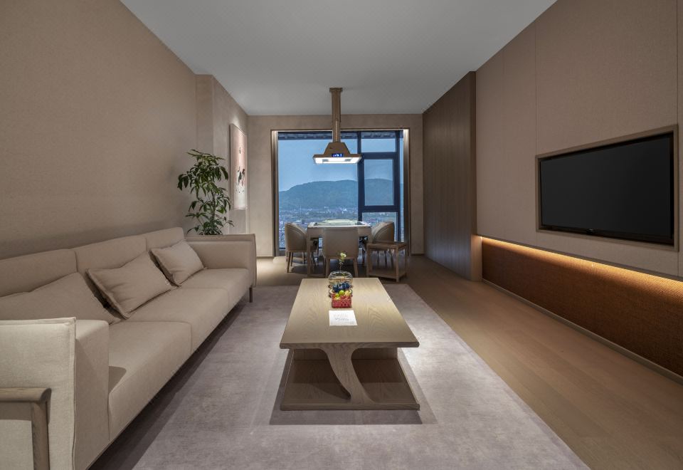 鸿云棋牌落日套房