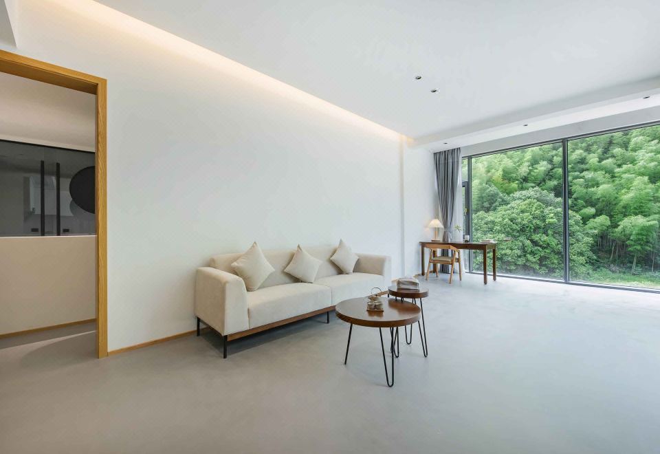 Featured Family Friendly Smart Suite - 1-Bedroom, Creek-View (2 Beds) (1 Living Room, Balcony, Kitchen, Fridge)